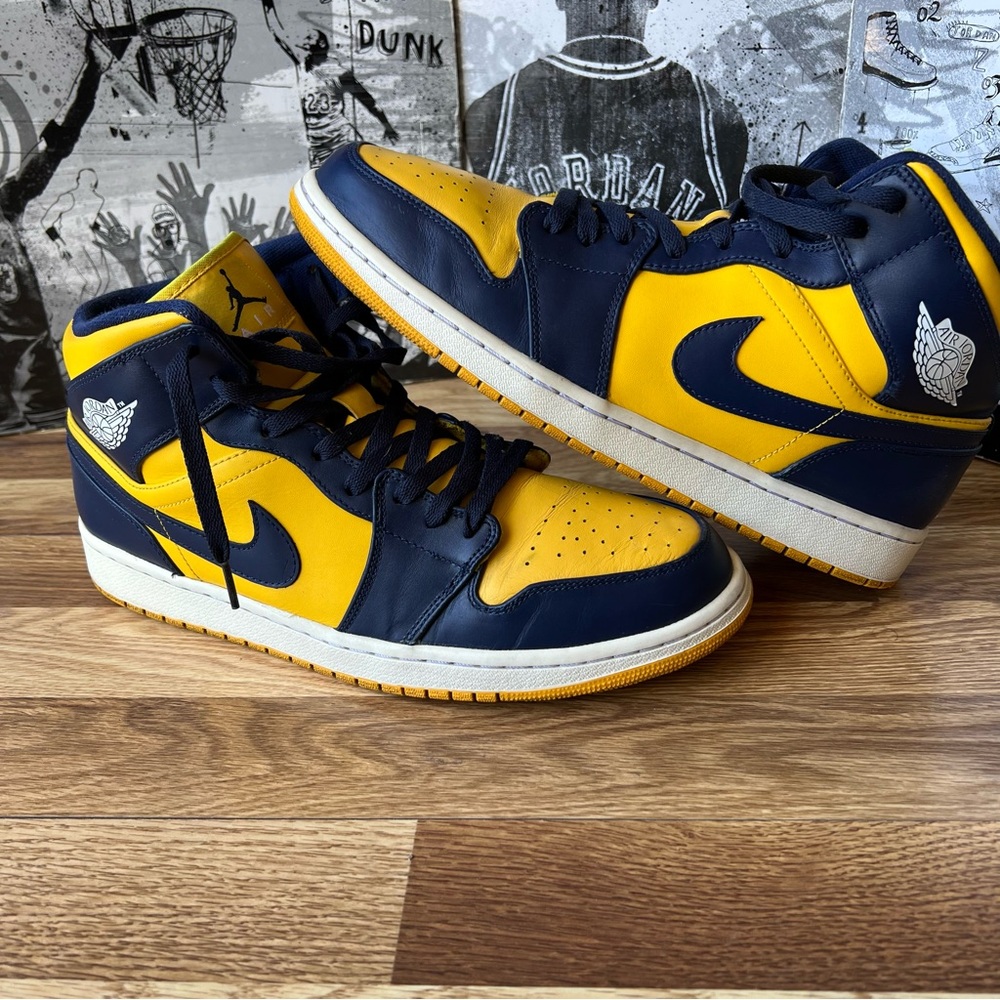 2012 AirJordan 1 Mid Michigan sneakers 554724-707
